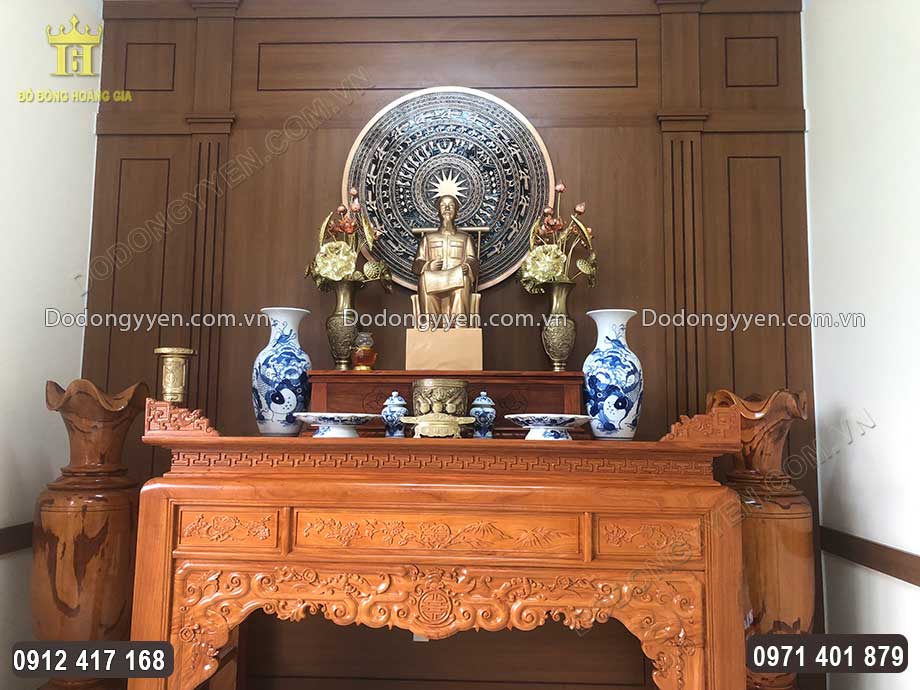Từng vật phẩm thờ c&uacute;ng đều được chăm ch&uacute;t kỹ lưỡng
